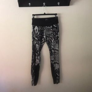 Black and white Nike dry fit leggings - xs